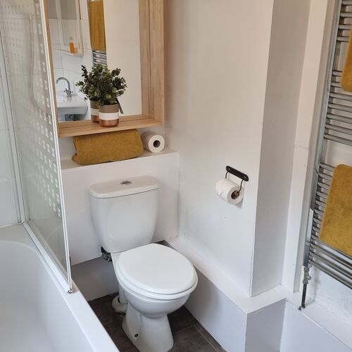 Dog Friendly 2 Bedroom Cottage with Garden In Cheltenham Centre