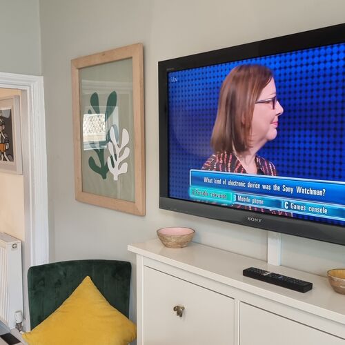 Dog Friendly 2 Bedroom Cottage with Garden In Cheltenham Centre