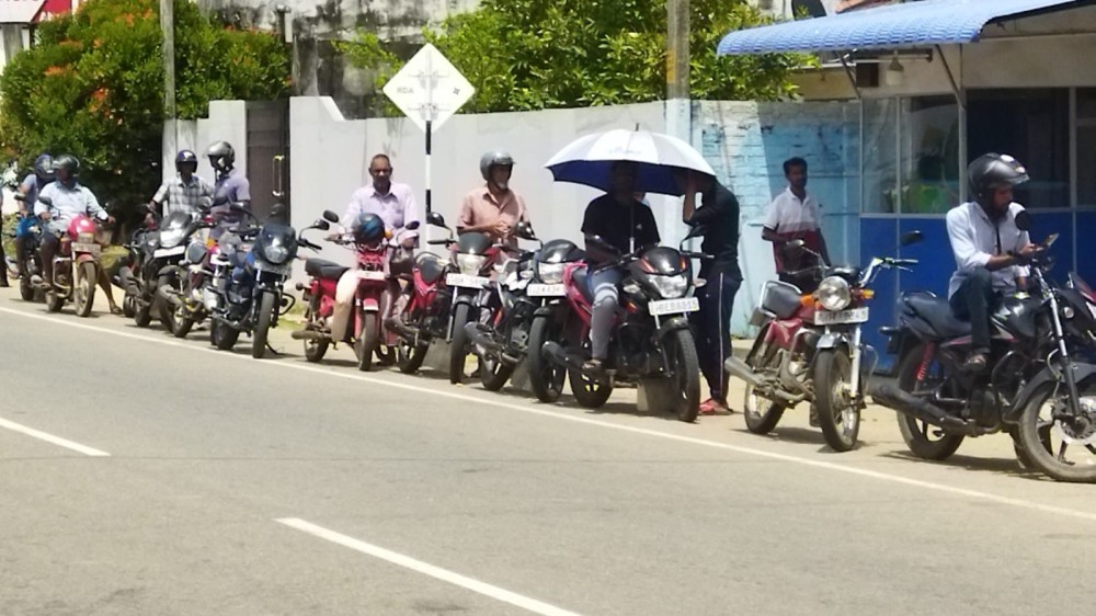 ரணிலின் பேச்சும் கியூவின் நீட்சியும்