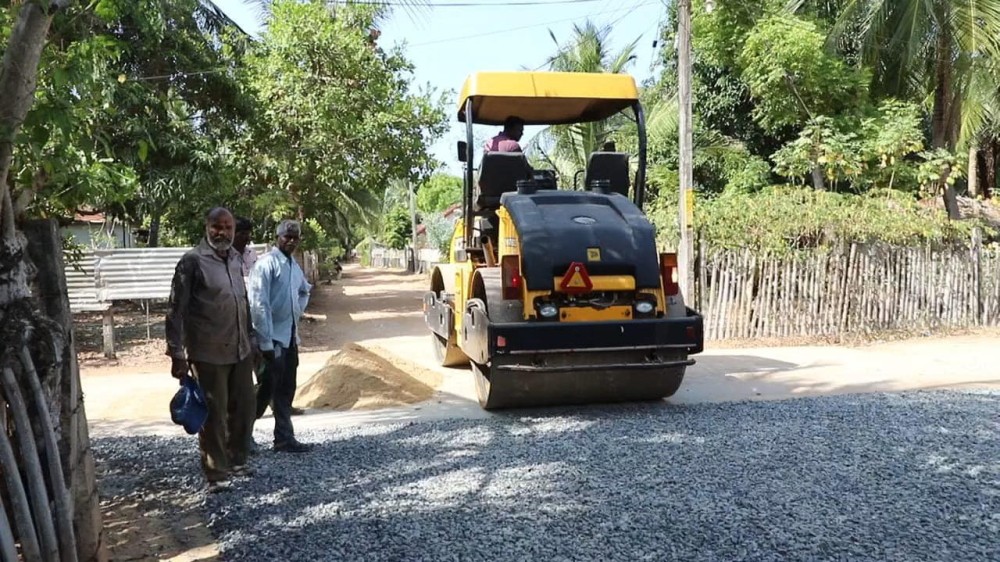 தார் வீதியாகப் புனரமைப்பு