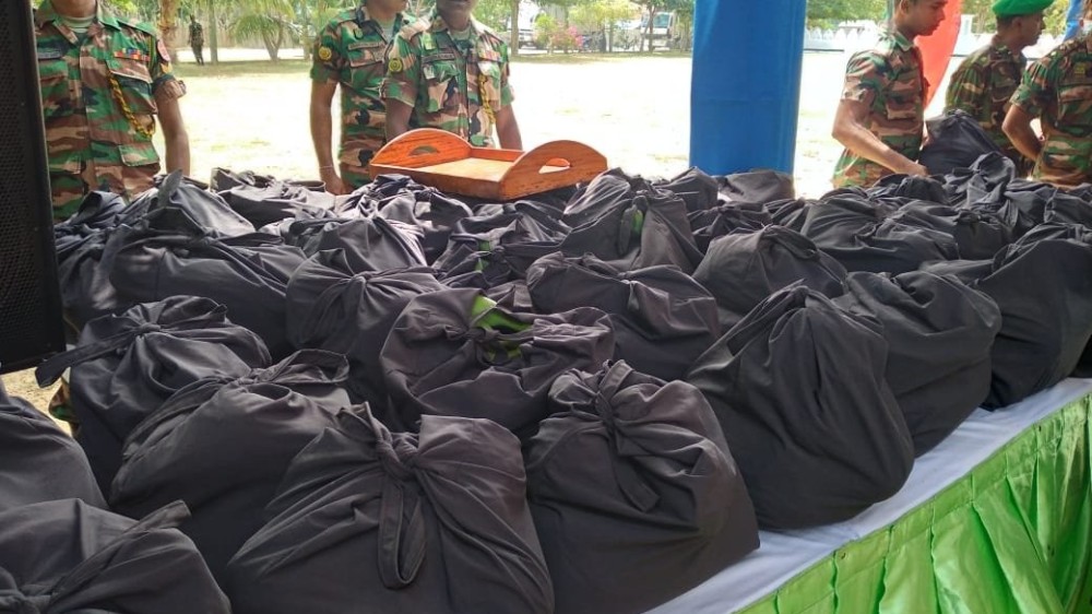 52 ஆவது காலாட்படை வழங்கும் உலர் உணவுப் பொதிகள்