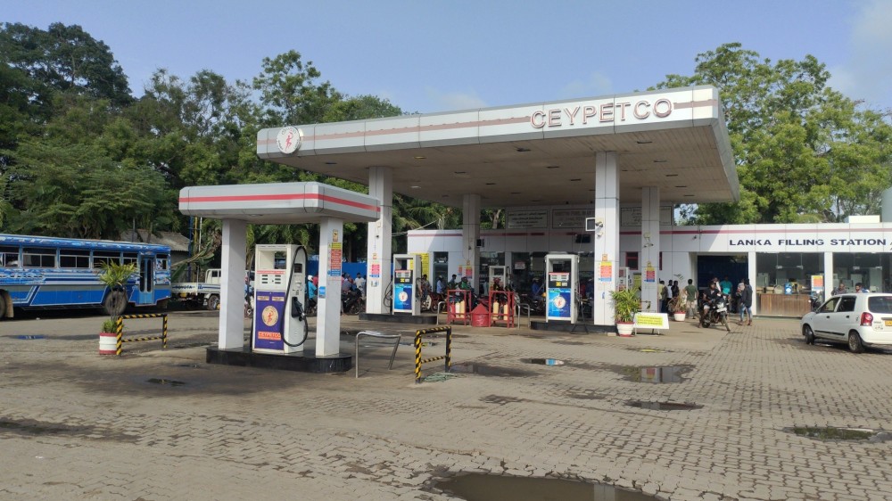 எரிபொருளுக்காக காத்து நிற்கும் தனியார் வாகனங்கள்