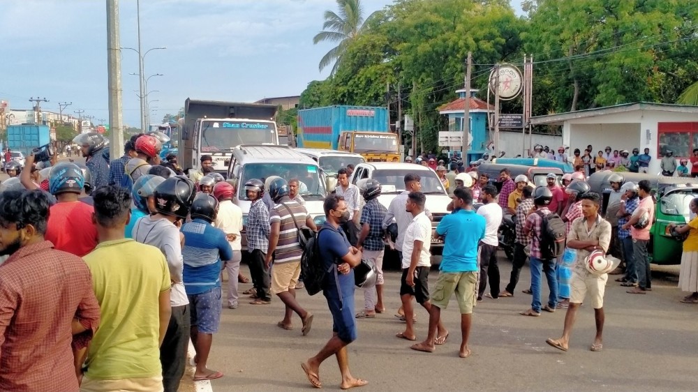 எரிபொருள் வினியோகம் - போராட்டம் - ஓட்டோ சாரதியின் இறப்பு