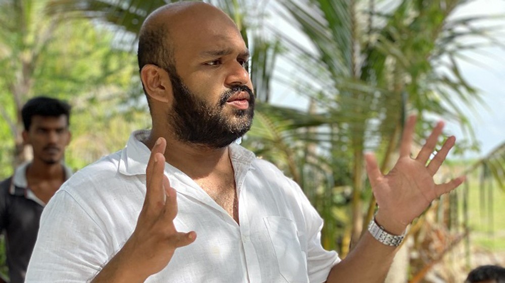 கொடூரமாக்க கொலை செய்யப்பட்ட  அதீஷாவின் வீட்டிற்கு ஆறுதல் கூறிய அரசியல்வாதிகள்