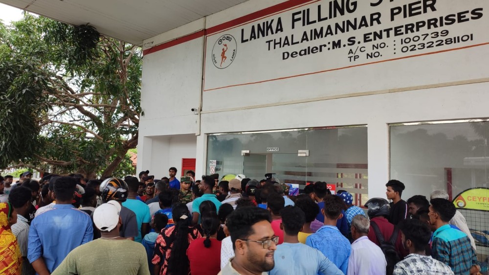 அரசியல்வாதிக்கு சொந்தமான எரிபொருள் நிலையத்திலிருந்து மாயமாகும் எரிபொருள்