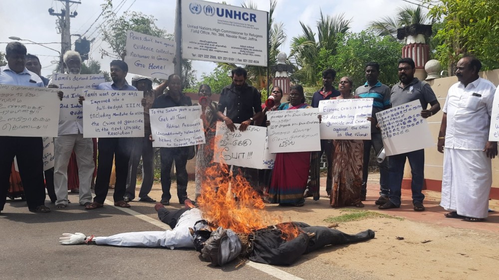 பீரிஸின் உருவ பொம்மையை எரித்து இடம்பெற்ற போராட்டம்