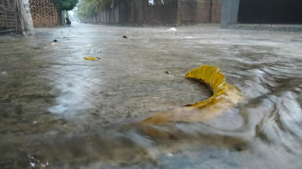 அம்பாறை மாவட்டத்தில் திடீரென இடியுடன் கூடிய பெருமழை