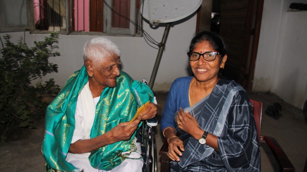 மன்னாரில் 100 வயதைத் தாண்டிய வயோதிபரை அதிகாரிகள் கௌரவித்தனர்