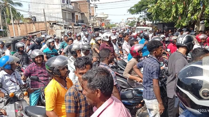 சீரற்ற முறைகளில் எரிபொருள் வினியோகம். கொதித்தெழும்பிய மக்கள் கூட்டம். அதிகாரிகள், பொலிஸின் தலையீடு.