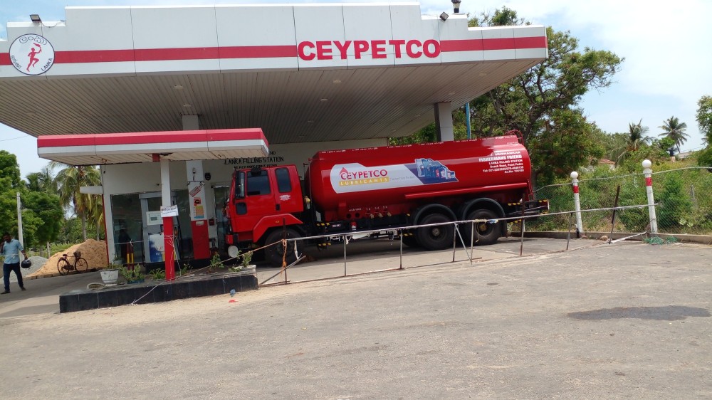 நள்ளிரவில் இரகசியமாக வினியோகிக்கப்பட்ட எரிபொருள்