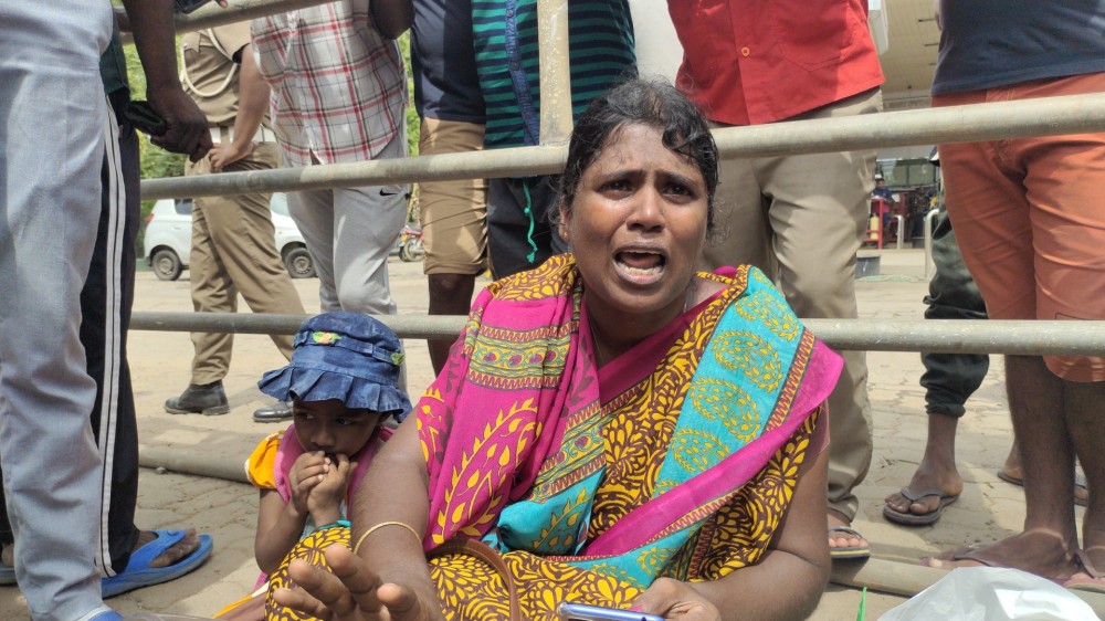 அரச ஊழியர்களைத் தரக் குறைவாகப் பேசியதை எதிர்த்து  போராட்டத்தில் இறங்கியஙபெண் பதிலதிபர்