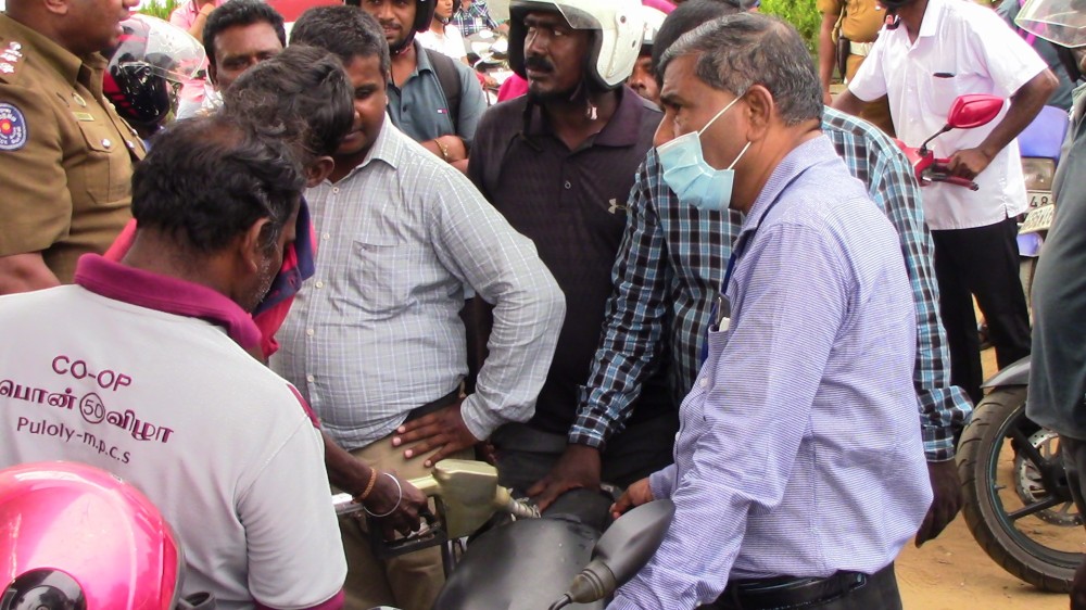 எரிபொருளுக்காக 8 மணி நேரம் காத்திருந்த பருத்தித்துறை ஆதார வைத்தியசாலை  அத்தியட்சகர்