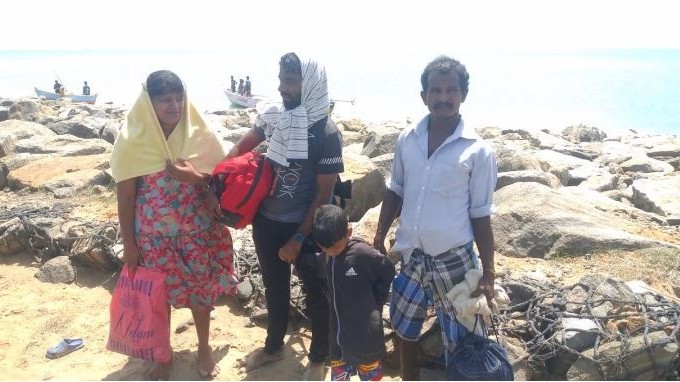 வவுனியாவிலிருந்து ஒரே குடும்பத்தைச் சேர்ந்த நால்வர் அகதிகளாகத் தமிழ் நாடு சென்றனர்