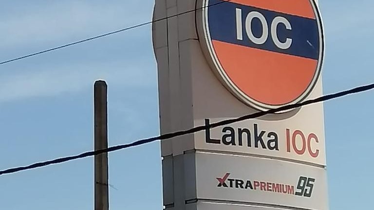 சுகாதார பகுதினருக்கென  ஒதுக்கப்பட்ட பெட்ரோல் விநியோகத்தைக் குழப்பிய கும்பல்