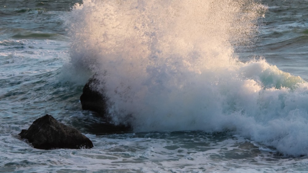 அலையின் அகோரம் பாதுகாப்பற்ற கரையோரம்