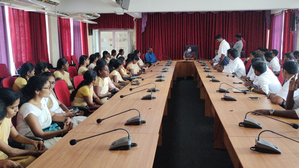 எரிபொருளுக்காக ஒருங்கிணைந்து கோரிக்கைவிடுக்கும் கிராம சேவையாளர்கள்