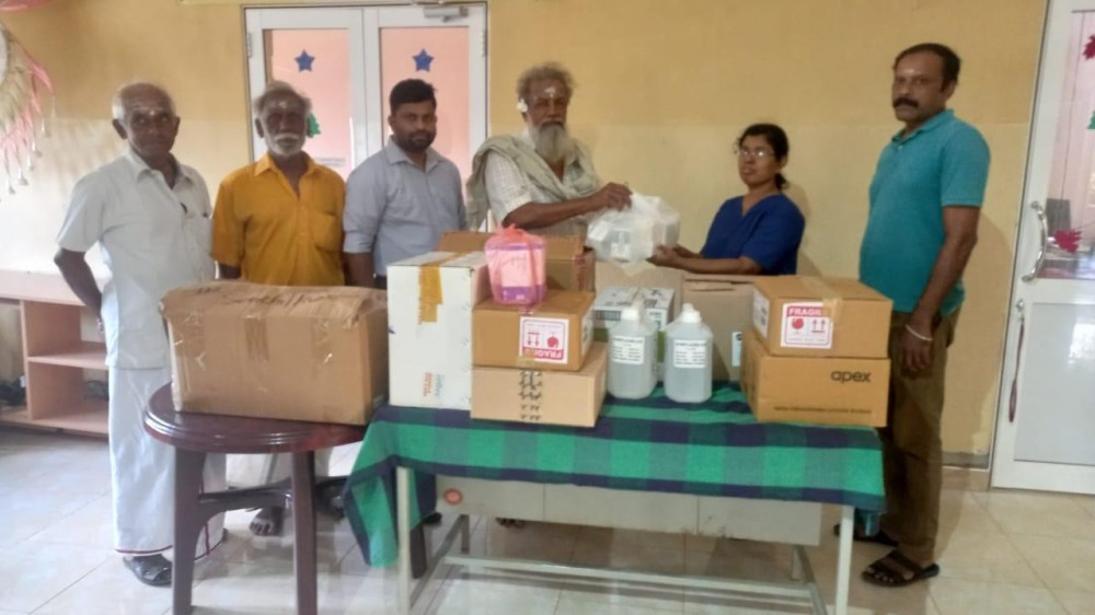 மருத்துவப் பொருள்கள் நன்கொடை செய்த  தொண்டைமானாறு சந்நிதியான் ஆச்சிரம்