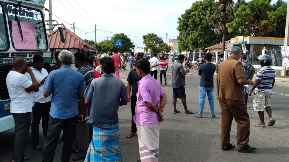 வாக்குறிதிக்கமைய எரிபொருட்கள் வழங்கப்படாதால் சேவை தவிர்த்துத் தடங்கல் போராட்டம்