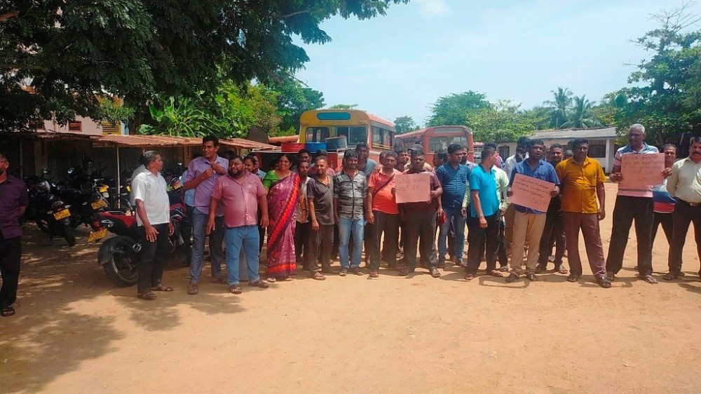 இ. போ. ச. கல்முனை பிராந்திய உத்தியோகத்தர்கள் எரிபொருளுக்காகப் போராட்டம்