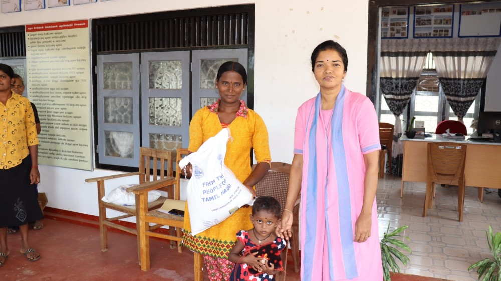 இரண்டாம் கட்ட நிவாரண பொருட்கள் வினியோகம்