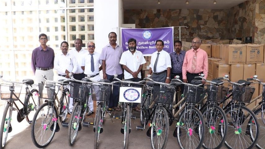 10 சைக்கிள்கள் அன்பளிப்பு