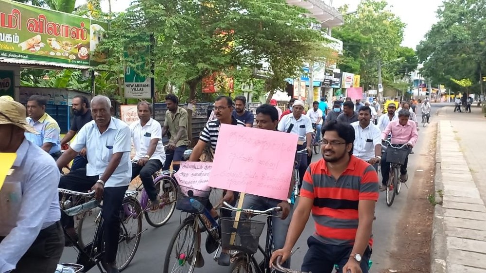 ஜனாதிபதி மற்றும் பிரதமரை பதவி விலகக் கோரி  சைக்கிள் பேரணி