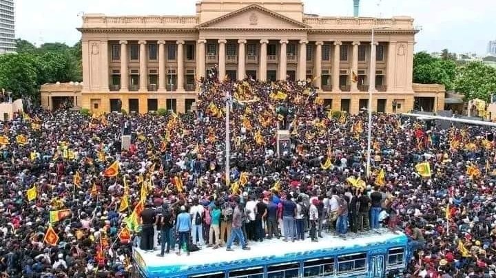 ஜனாதிபதி  மாளிகையில் முன் போராட்டம்