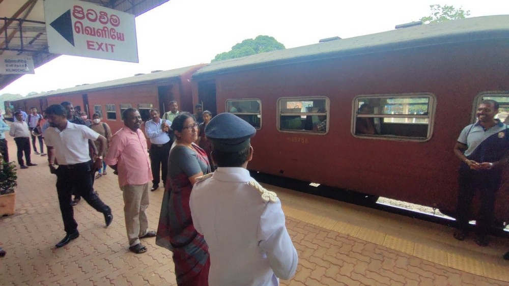 யாழ்ப்பாணம் - கிளிநொச்சி விசேட ரயில் சேவை நேற்று ஆரம்பமாகியது. இன்று திங்கட்கிழமை