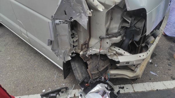 வான் ரயர் வெடித்தும் ஆபத்தின்றி தப்பிய சாரதி