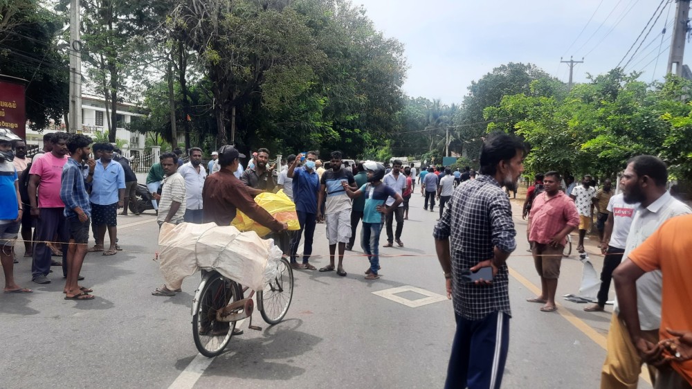 ஏ - 9 வீதியை மறித்து மக்கள் ஆர்ப்பாட்டம்