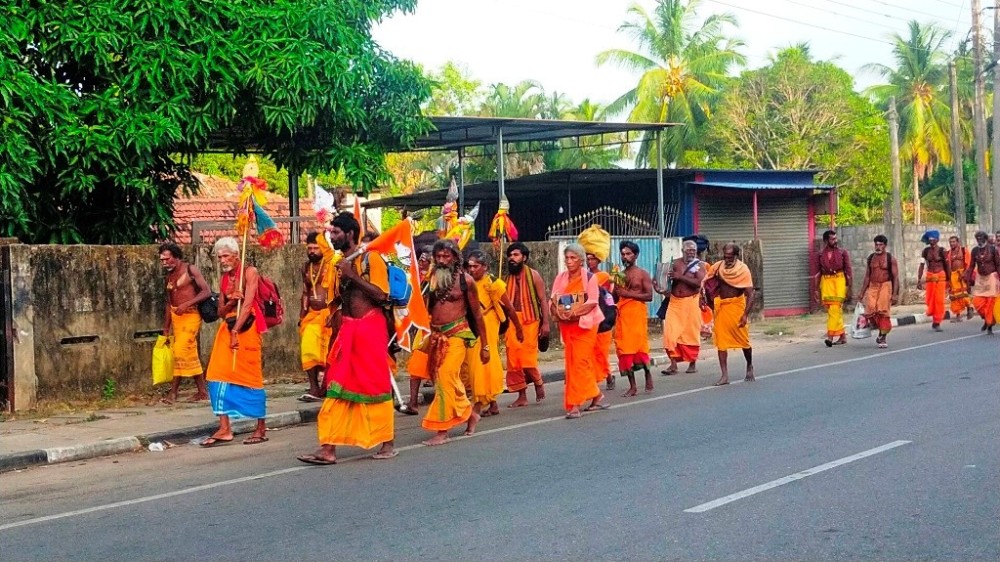 கதிர்காம பாதயாத்திரையில் செல்லும் குழுவினர்