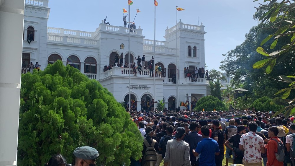 பிரதமர் அலுவலகத்துக்கு முன்பாக நடந்த ஆகோரமான ஆர்ப்பாட்டம்