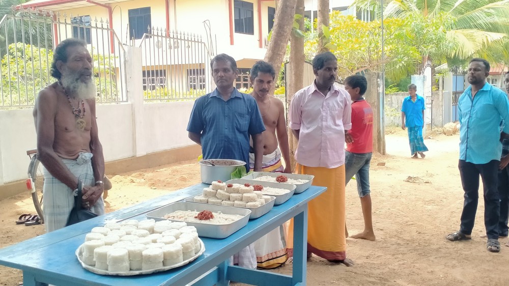 கோத்தபாய தப்பி ஓட்டம் -  மகிழ்ச்சியில் பாற்சோறு வழங்கிய மக்கள்