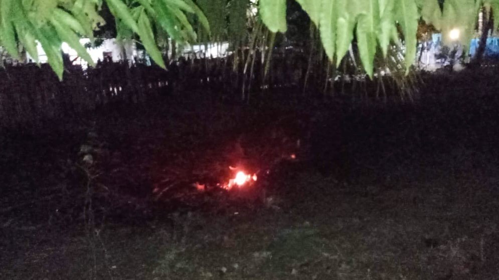 குப்பைக்குத் தீ வைக்கையில் நடந்த வெடிச்சம்பவம்