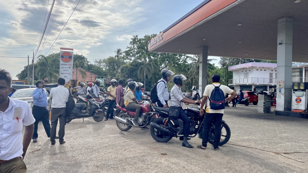 எரிபொருள் நிலையத்தில் வரிசையைக் குழப்பிய வங்கி ஊழியர்கள்