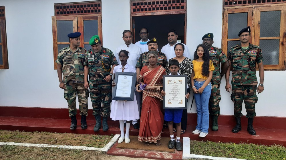 பயனாளிக் குடும்பத்திற்கு வீடு