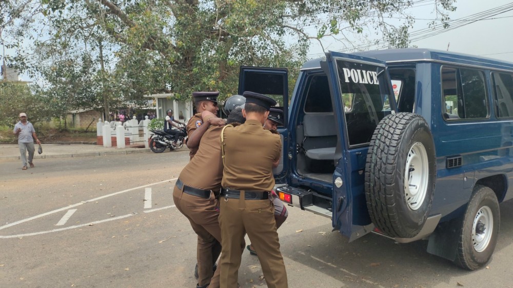 எரிபொருளுக்கான  மறியல் போராட்டத்தில் கைதானவர் விடுவிக்கப்பட்டார்