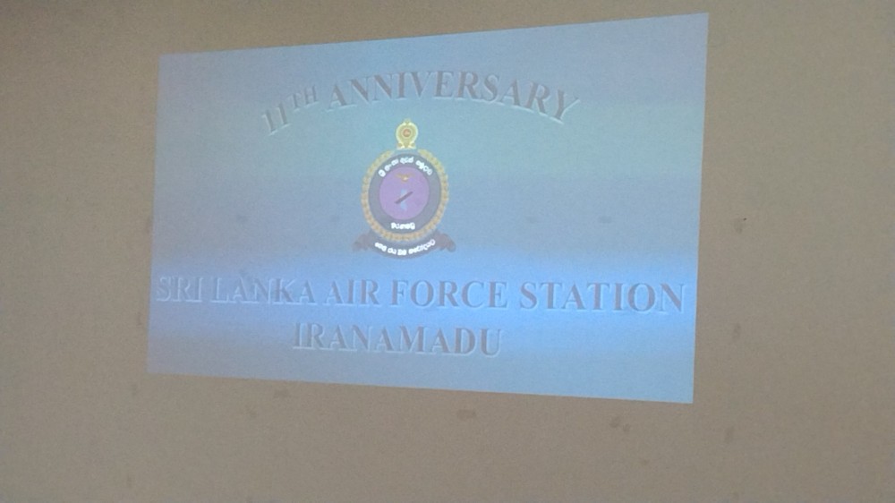 மக்களுக்கு விமானப்படையினர் உலர் உணவு பொதி வழங்கினர்