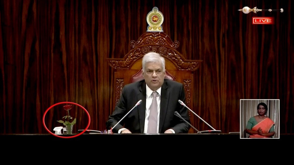 இலங்கையின் ஒன்பதாவது நாடாளுமன்றத்தில் வைக்கப்பட்டிருந்த ஒற்றை சிவப்பு ரோஜா மலர்