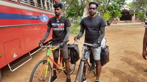 இளைஞர்கள் இருவர் கதிர்காமத்தை நோக்கி சைக்கிள் பயணம்