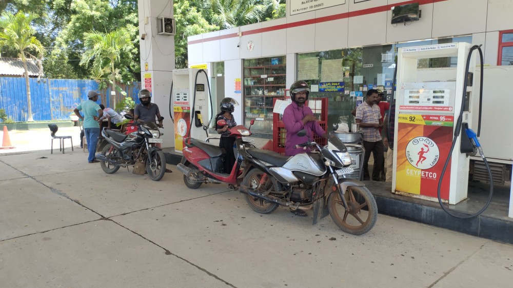 கிளிநொச்சி மாவட்டத்தில் உள்ள எரிபொருள் நிரப்பு நிலையங்களில் காணப்பட்ட நீண்ட வரிசை முற்றுபெற்றது