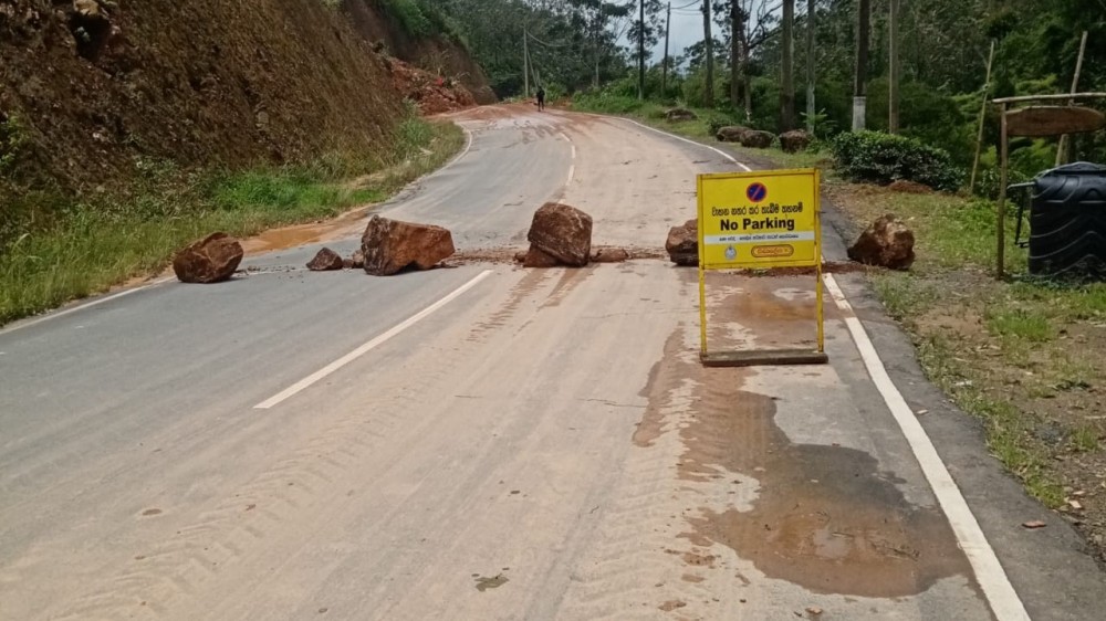 பாரிய மண் சரிவு ஏற்படும் அபாயம் - போக்குவரத்துக்கு தடை