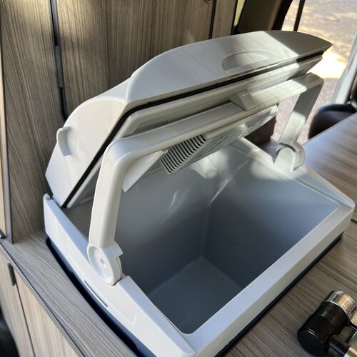 2006 Nissan Elgrand Northstar Camper Van 4 Berth 2.5V6 82179 miles Pearl White