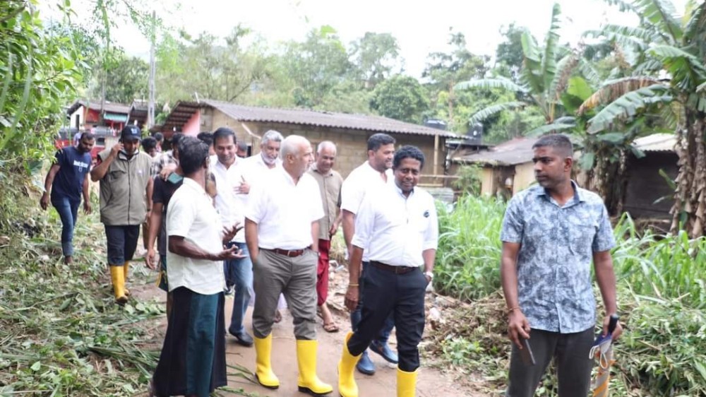 நாவலப்பிட்டியில் வெள்ளத்தால் பாதிக்கப்பட்ட பகுதிகளுக்கு ஹக்கீம் விஜயம்