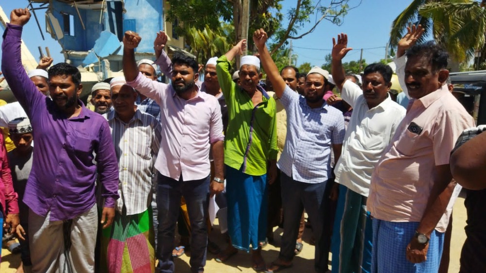 கடலரிப்பைத் தடுக்க உதவுங்கள். கடற்றொழிலாளர்கள் ஆர்ப்பாட்டம்