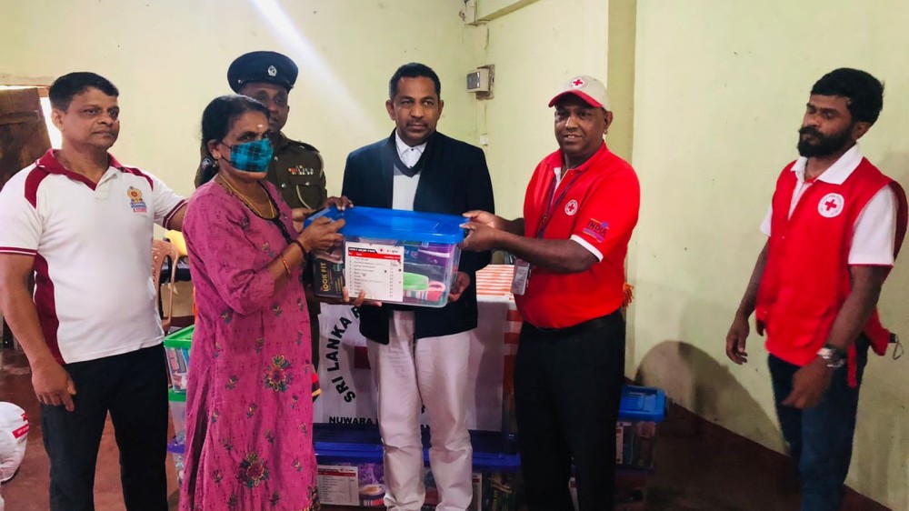 மலையகப் பகுதியில் பெய்து வந்த கடும் மழையால் பாதிக்கப்பட்ட குடும்பங்களுக்கு உலர் உணவுப் பொதிகள்