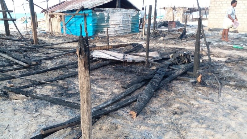 மூன்று மீனவ வாடிகளும் மீன்பிடி உபகரணங்களும் தீக்கிரையானதற்கு நாசகார கும்பல்மீது சந்தேகம்