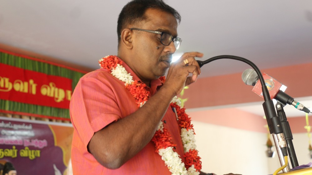 சுயபற்று மேலோங்க அர்ப்பணிப்பு அருகிப்போகும் - கலாநிதி த.மங்களேஸ்வரன்