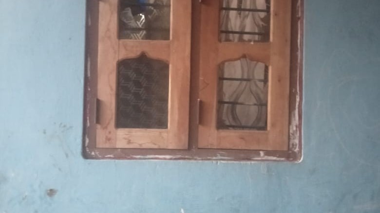 லஞ்ச ஊழலில் கைதான கிராம சேவகரைக் காட்டியவர் வீட்டை ஒருவழி பண்ணிய கிராமத்தவர்