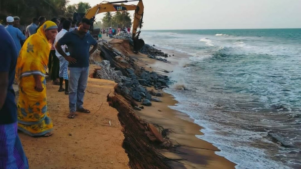 கடலரிப்பை காண படையெடுகும் மக்கள் கூட்டம்